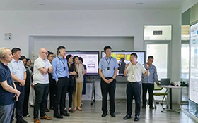 企業(yè)互訪，共結(jié)紐帶 ——施耐德電氣與本松新材商討合作路徑